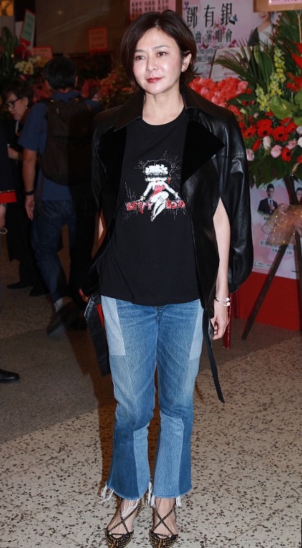 关之琳再怎么装不老,这状态是真实的,连滤镜也难掩脸上的老态!