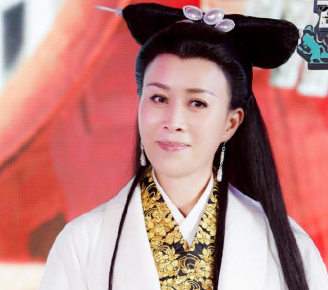 在发布会现场那英和杨紫两位嘉宾都直接穿着古装出镜了,在这一期的