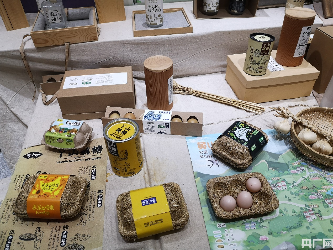 艺创赋能乡村振兴,文创设计作品展示.(央广网发 徐秋韵摄)