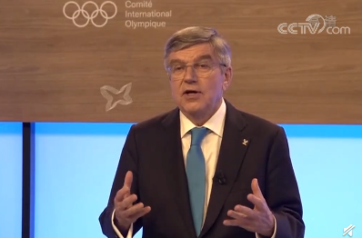 国际奥委会主席巴赫在会上发言。视频截图