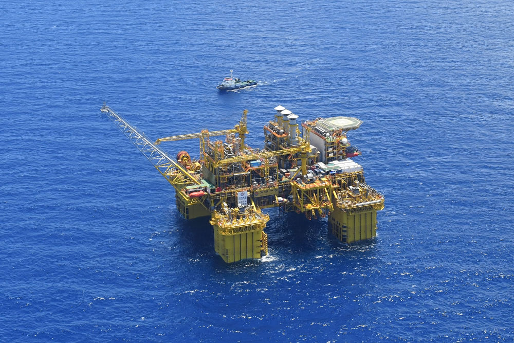 在海南岛东南陵水海域拍摄的“深海一号”能源站。 新华社记者 蒲晓旭 摄