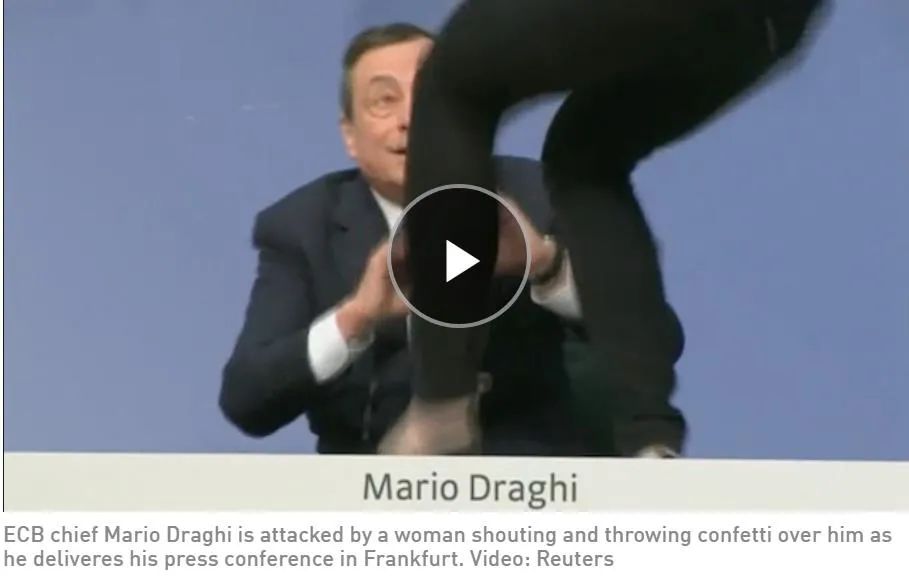 欧洲央行行长德拉吉被扔纸屑。/《爱尔兰时报》报道截图