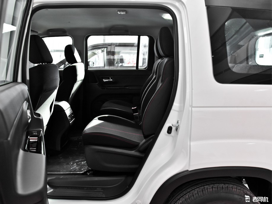 方方正正 小哥带你一起看长安欧尚x70a