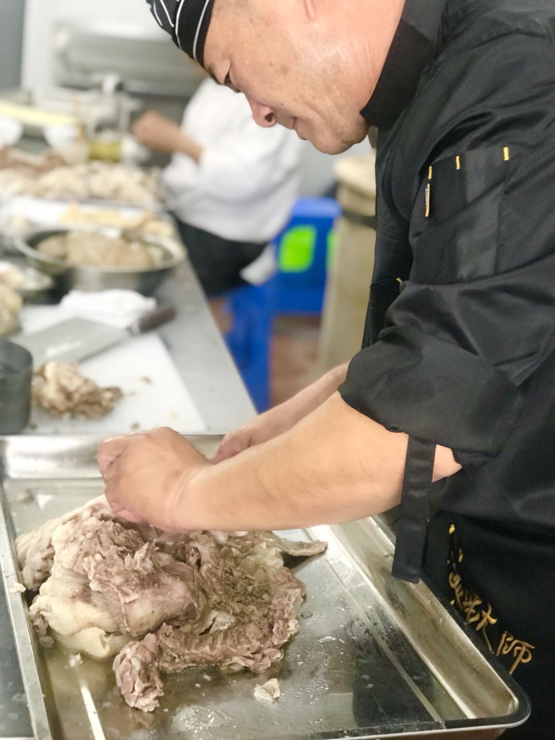 张泽羊肉美食文化旅游节，店铺制作美食。李谆谆图