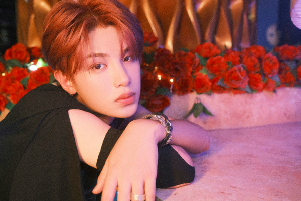 黄明昊化身玫瑰少年拍大片上演侧颜杀氛围感满满