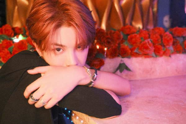 黄明昊化身玫瑰少年拍大片上演侧颜杀氛围感满满