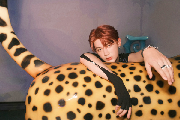 黄明昊化身玫瑰少年拍大片上演侧颜杀氛围感满满