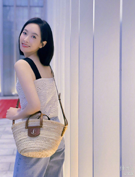 宋茜晒街拍美照齐肩短发清爽干练气质绝美