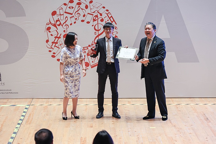上海乐队学院院长余隆、上海乐队学院理事会秘书长周平为学生颁发毕业生证书。