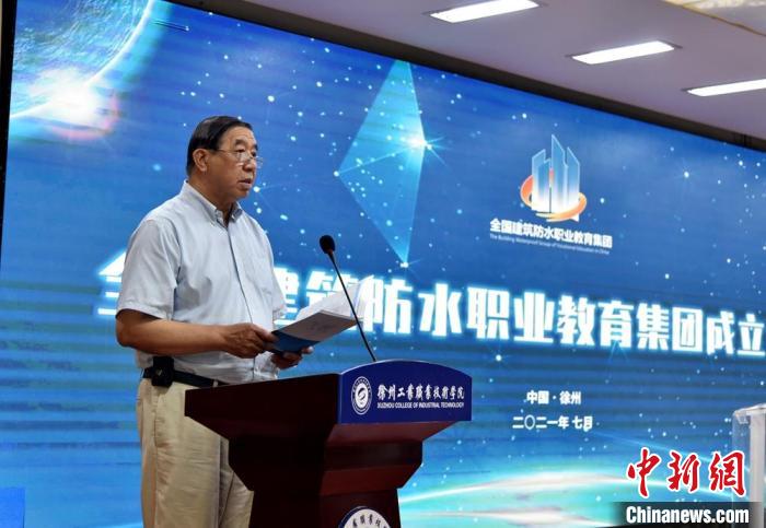 中国建筑防水协会秘书长朱冬青致辞。　朱志庚 摄