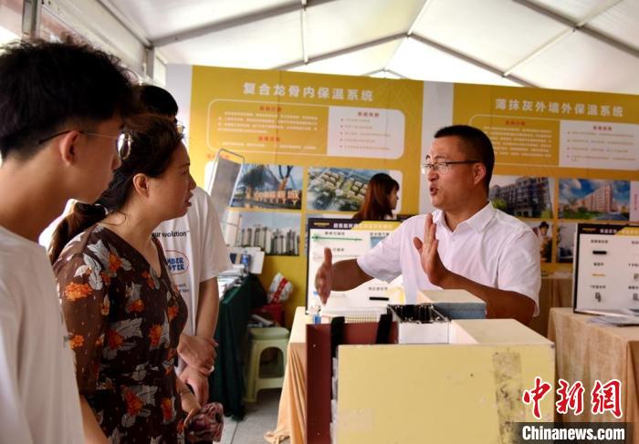 民众赶到会议现场咨询防水技术。　朱志庚 摄