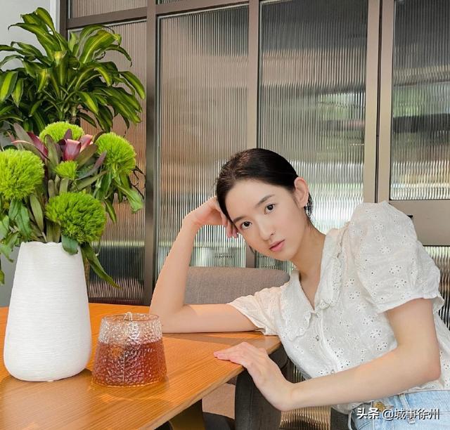 王玉雯此前是已故《大象席地而坐》的导演胡波的女朋友,胡波友人曾