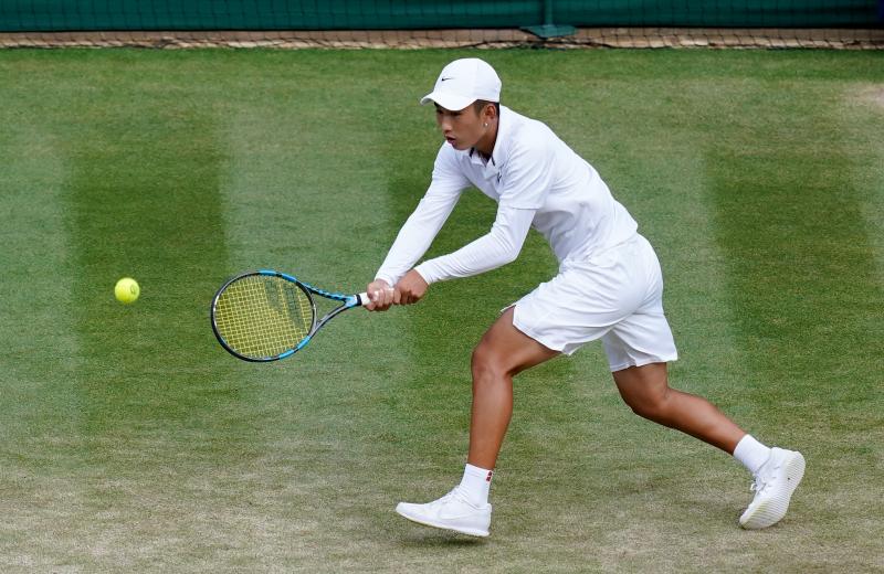 中国著名足球运动员商毅之子商竣程三盘逆转11号种子瑞士选手金,闯进