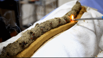 皮肤发生发泡,化脓,结痂,留有疤痕,故又称瘢痕灸