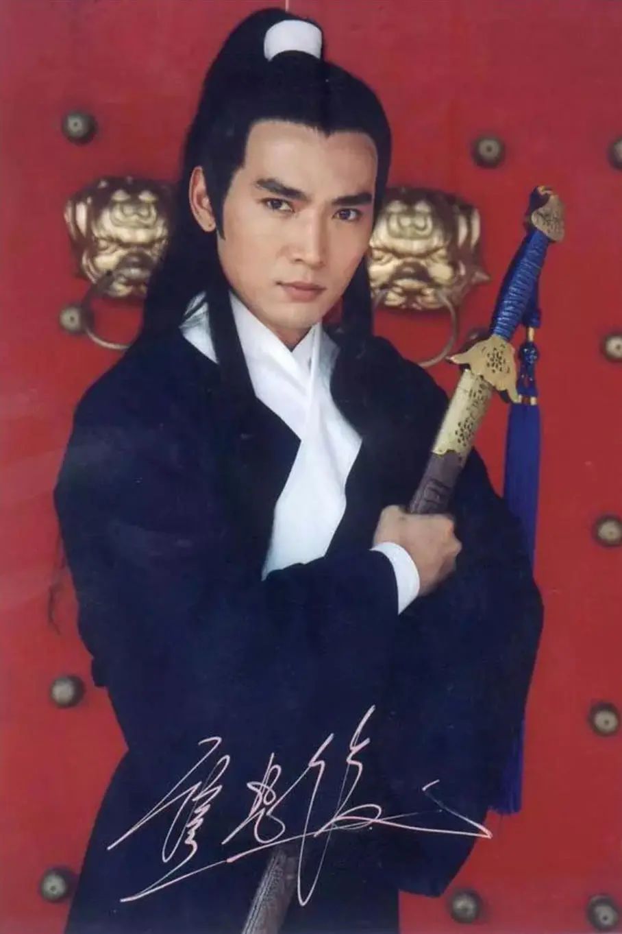 他是初代古装男神,演李寻欢迷倒众生,53岁扮女装毫无违和感