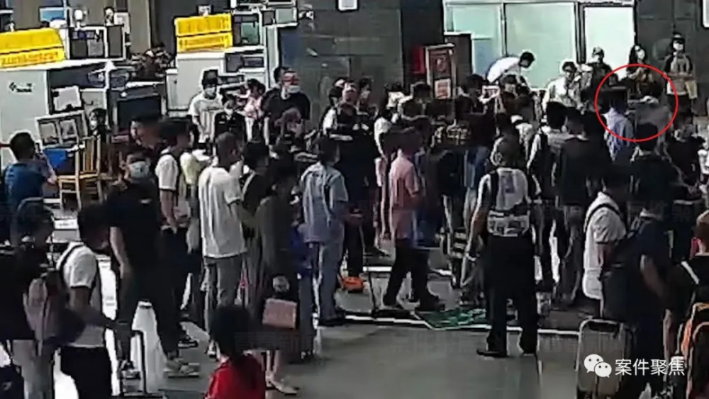 鞋子上绑偷拍器专拍裙底！男子在上海站候车室被抓，身背4套偷拍机休闲区蓝鸢梦想 - Www.slyday.coM