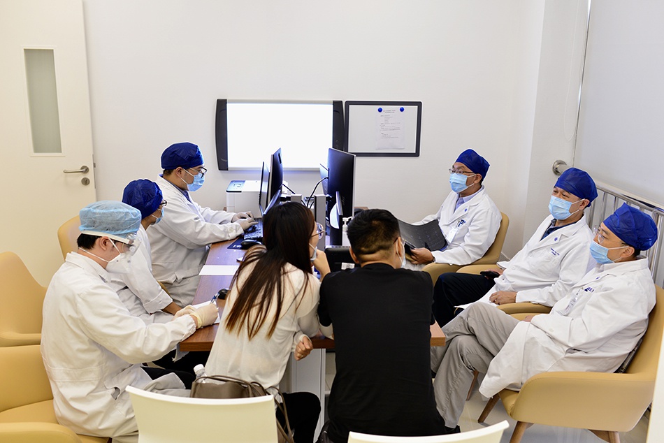 其次,多学科诊疗和精准治疗尤为重要.