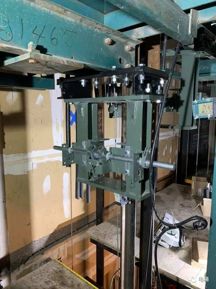 实拍加装对重安全钳的电梯