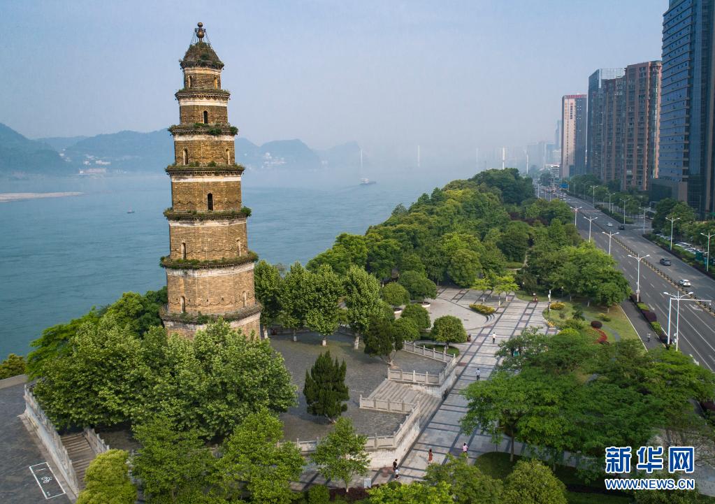 湖北省宜昌市江滩公园一角(2018年4月30日摄,无人机照片)。新华社记者 肖艺九 摄