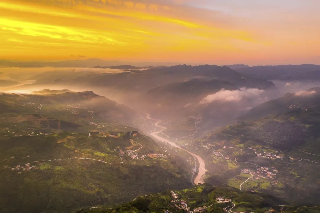 赤水河两岸风光，画面中左岸为四川省泸州市，右岸为贵州省毕节市。图源：视觉中国