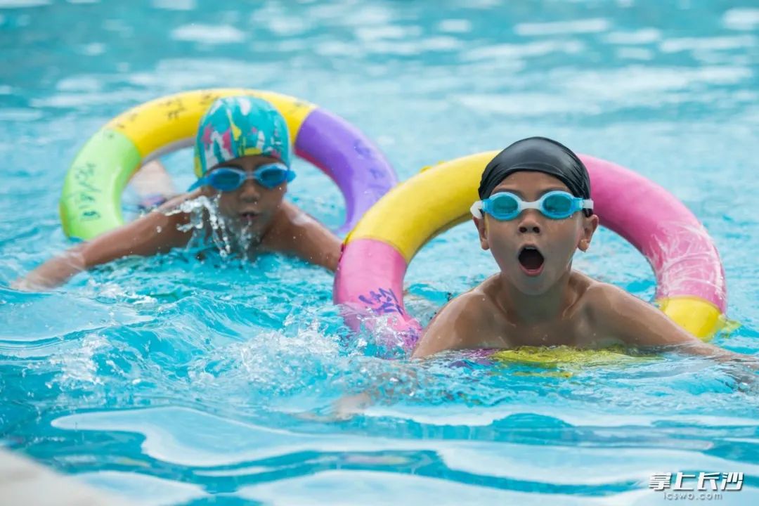 今年的暑期向中小学生免费开放游泳场所和开展体育项目免费培训将于7