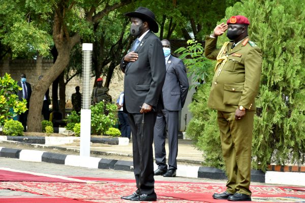 南苏丹总统基尔（左）7月9日在朱巴出席南苏丹独立十周年相关活动。（路透社）