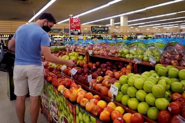 顾客在美国芝加哥一超市挑选货品。（泰国《曼谷邮报》网站）