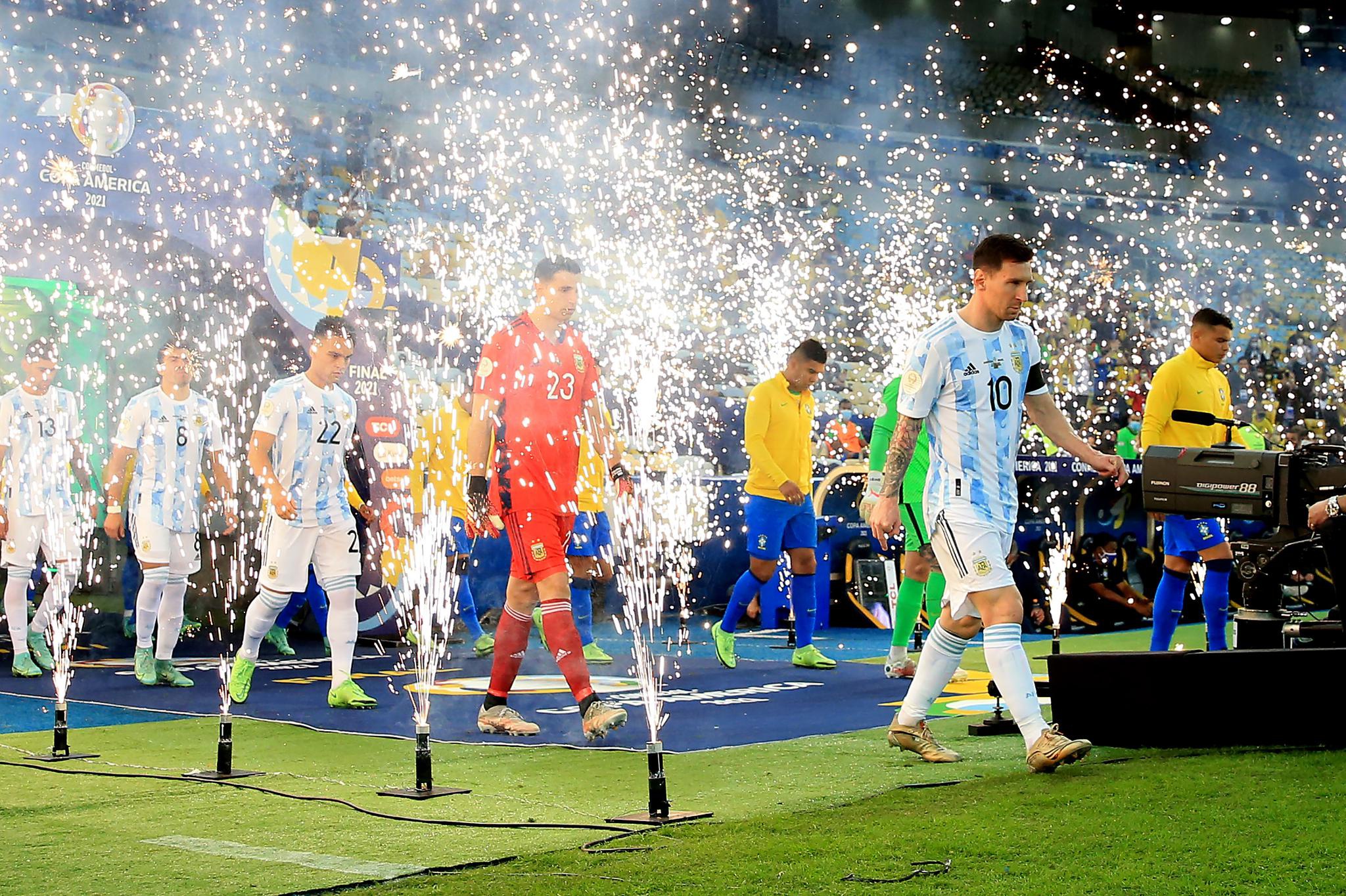 梅西率领阿根廷队入场。