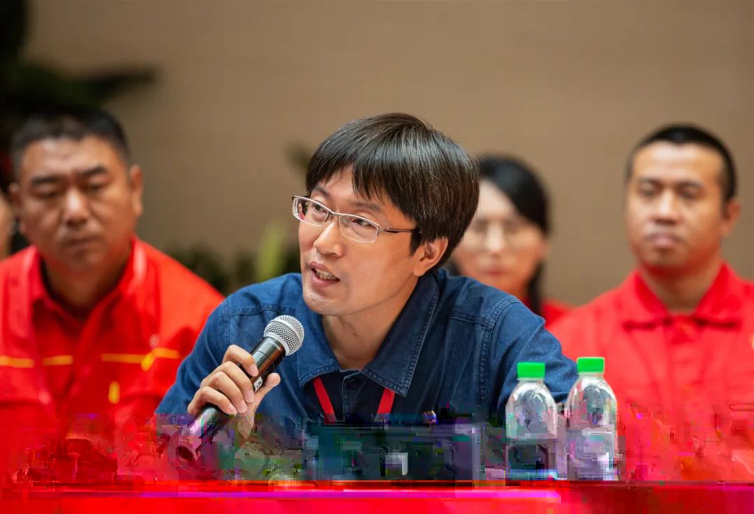 三军会师他们在铁人纪念馆进行了一场思想交流