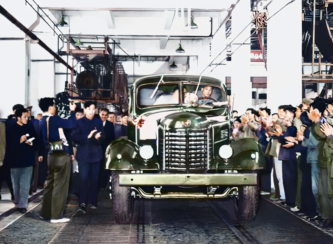 珍贵瞬间ai首次呈现真实的中国第一批国产汽车下线场景