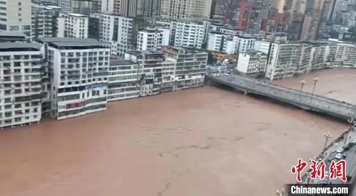 通江县城被淹的房屋。视频截图