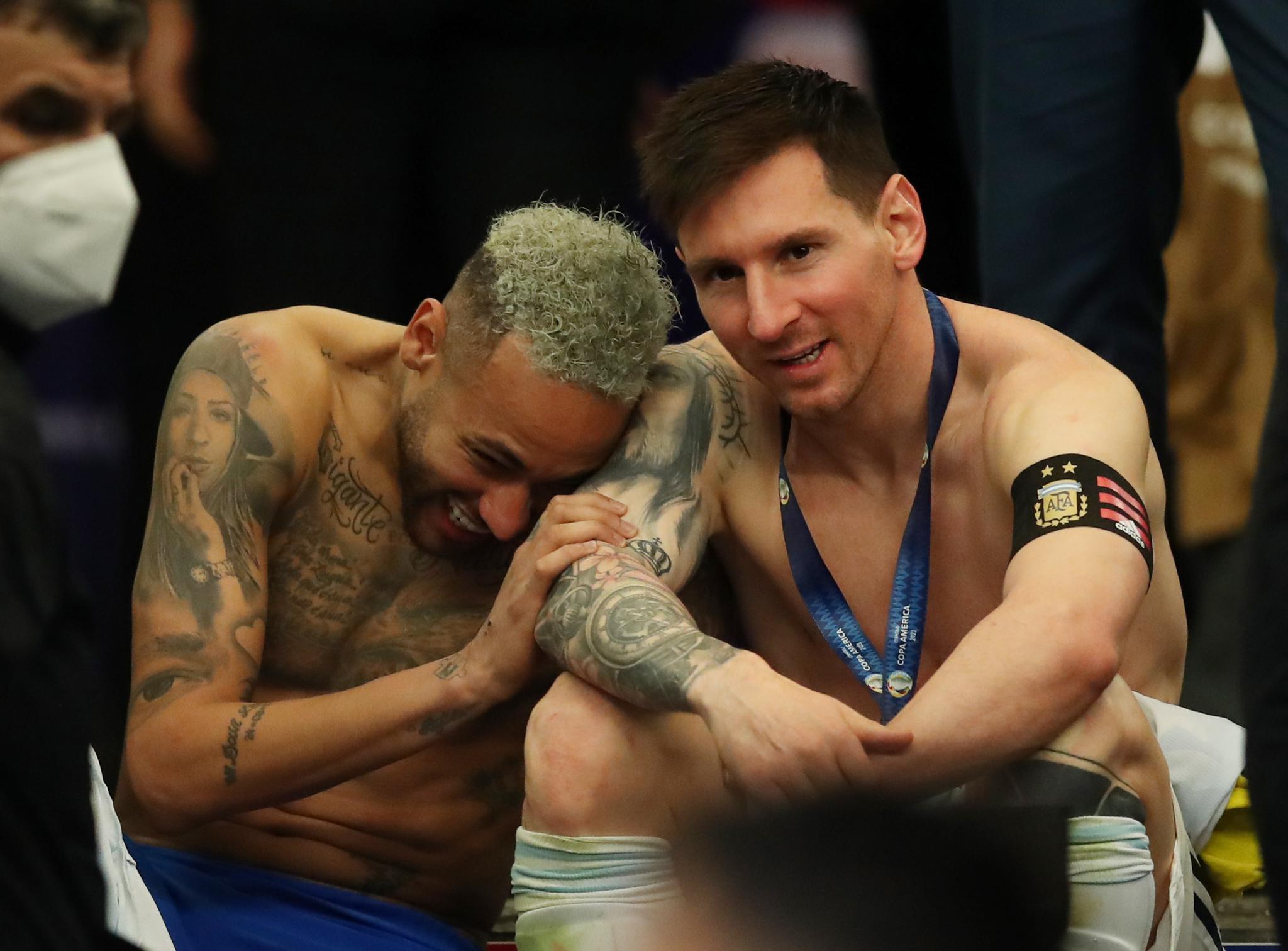 After the game, Messi and Neymar chat with each other. Picture/IC PHOTO