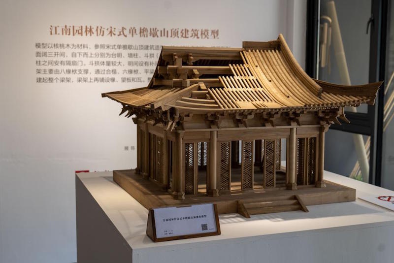 建筑展“江南寻宅记”展厅现场，江南园林仿宋式单檐歇山顶建筑模型