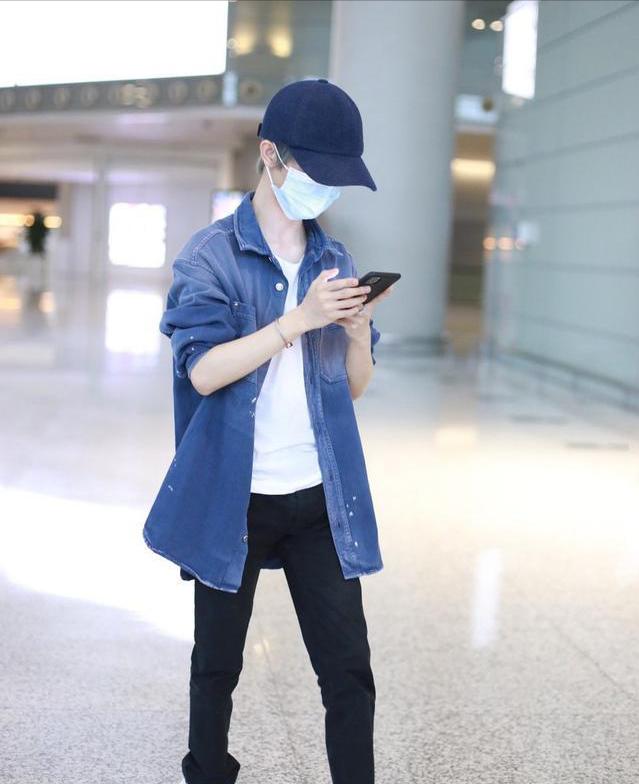 郭敬明的时尚看不懂衣摆长就算了内搭也没腰线真的很压身高