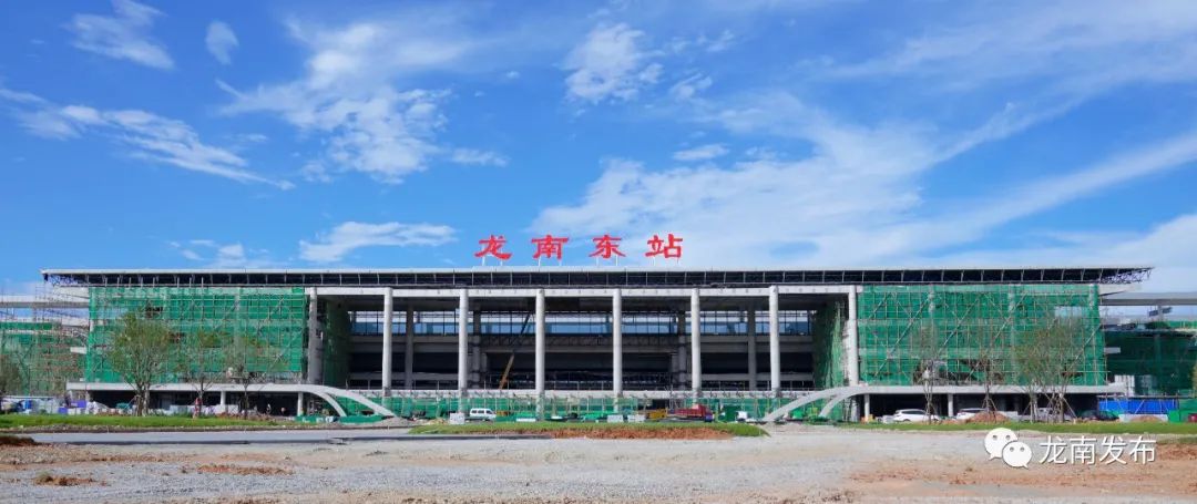 龙南东站鸟瞰效果图.▲进站厅效果图.