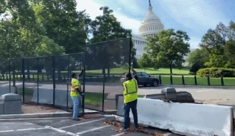 美国国会大厦骚乱半年后周边围栏路障拆除，民众扎堆游览拍照