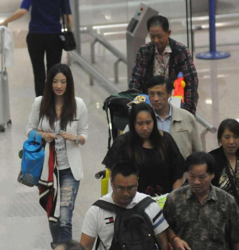 如今虽然奔五年纪陈坚依旧非常敢穿,随一家人亮相机场的陈坚红