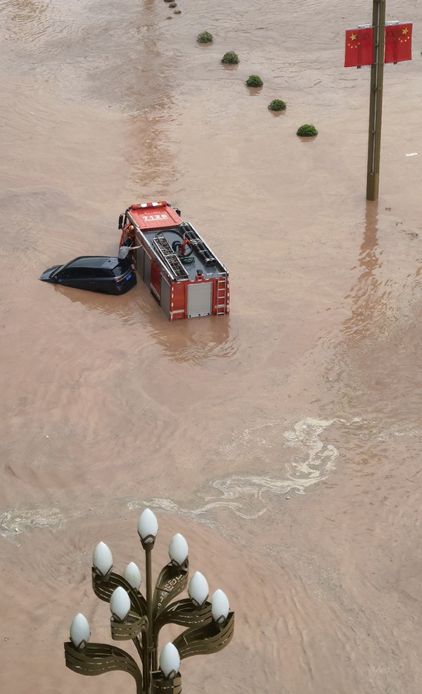 强降雨致四川巴中、达州两地洪涝，消防转移被困人员