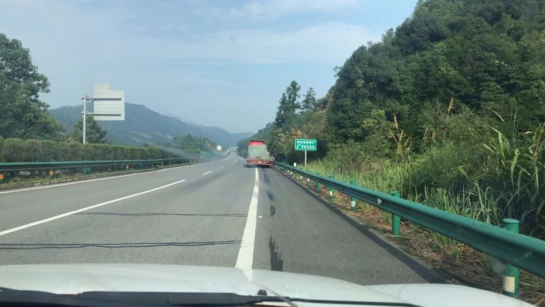 黄山新闻 危险 重型牵引车高速抛锚 司机竟钻车底维修 民警 黄山市 新浪新闻 黄山新闻 危险 重型牵引车高速抛锚 司机竟钻车底维修 民警 黄山市 新浪新闻
