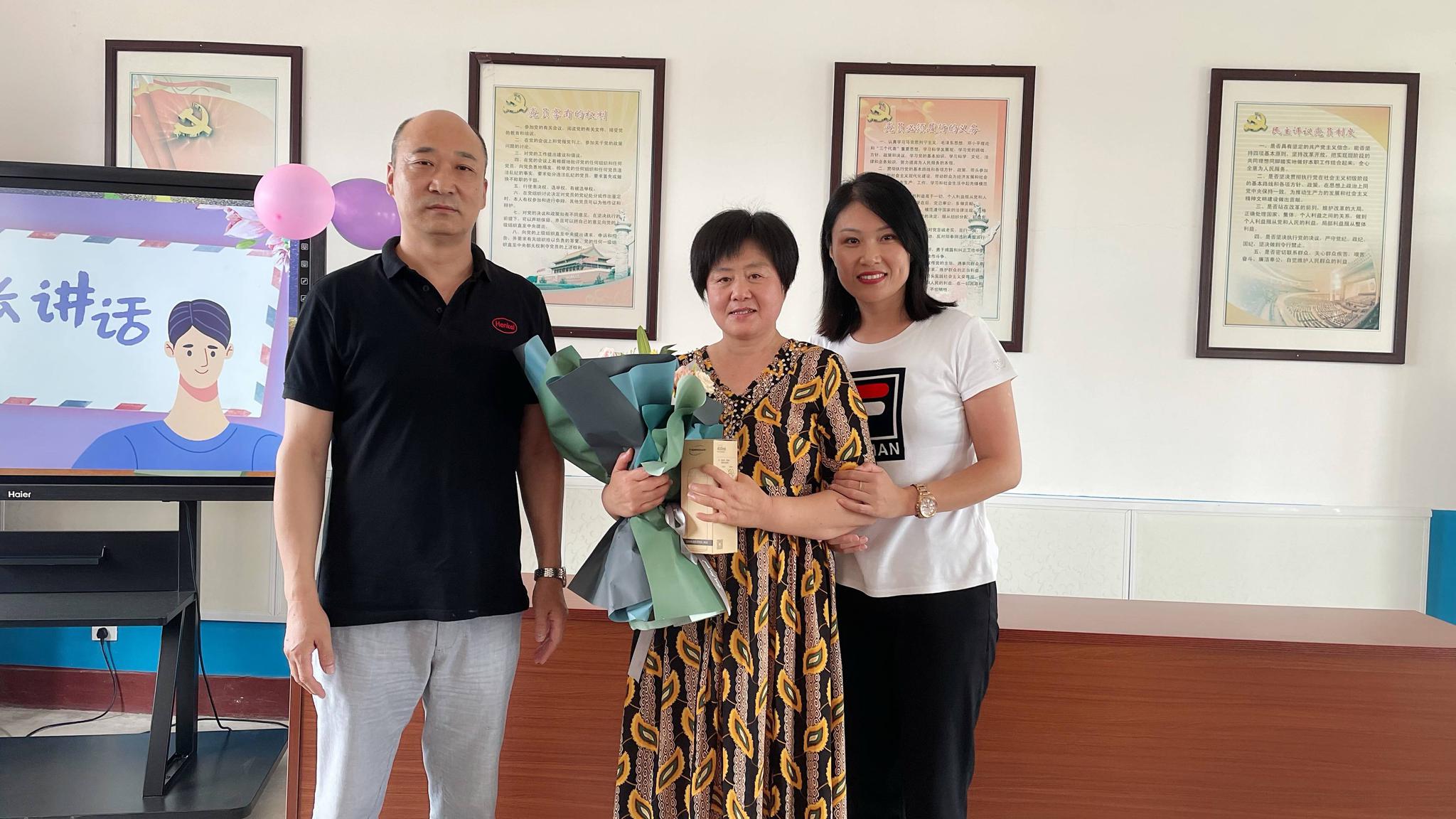 又是一季桃李芬芳:上坊小学举行荣退教师欢送会