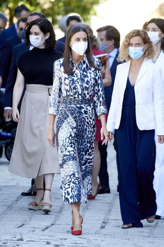 被西班牙王后的衣品惊艳到了穿印花套裙配红鞋气质优雅又高级