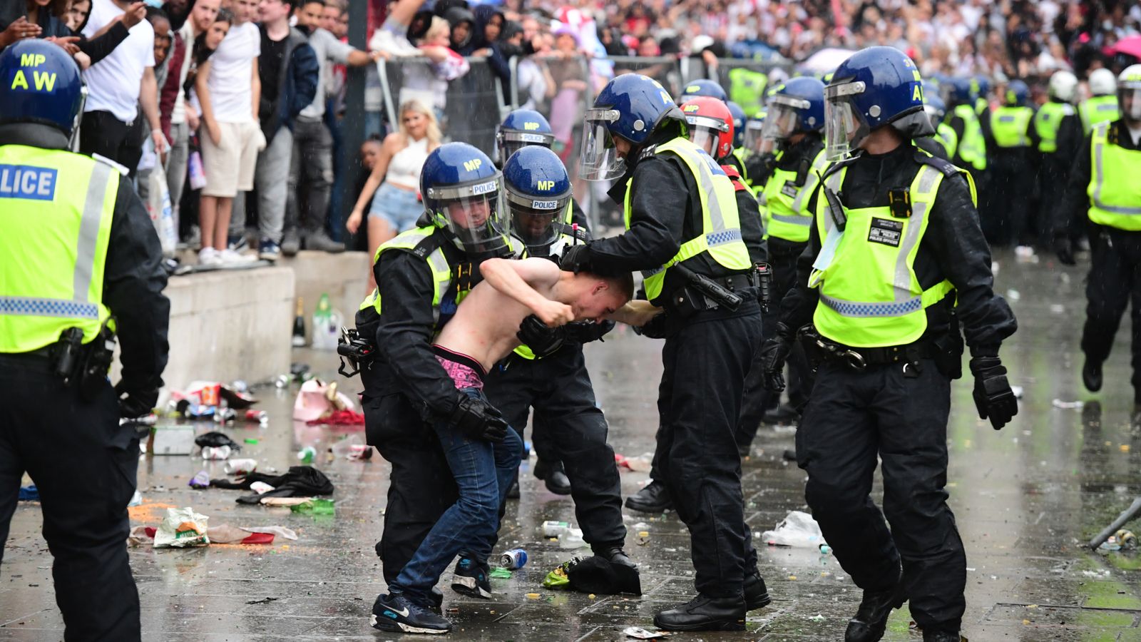英格兰警方试图控制冲动球迷