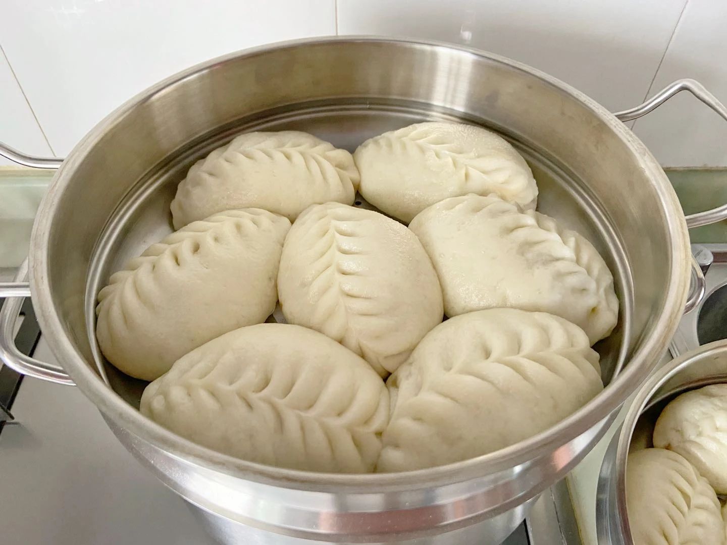 忙乎一上午包的芸豆猪肉馅发面包子,想吃的点个赞