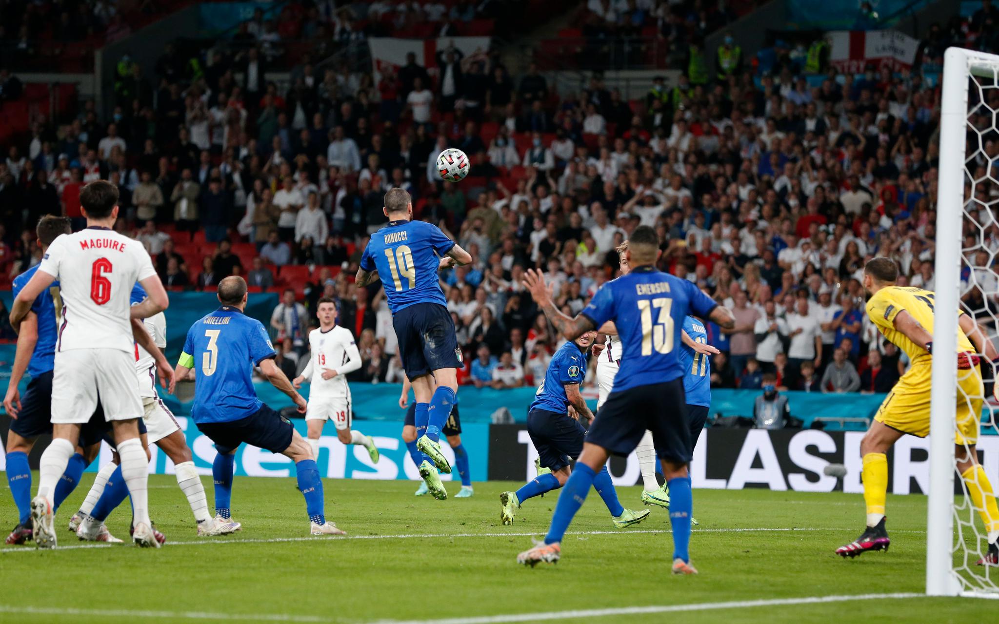 欧洲杯决赛,博努奇头球解围.