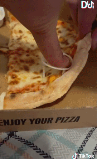 压扁披萨的白色塑料架子,用来扯下一片披萨,khaby应该怎么也没想到