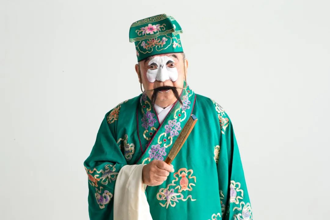 郭宝昌扮上丑角,给自己的新书拍摄封面,那出戏名叫《双背凳》,又叫