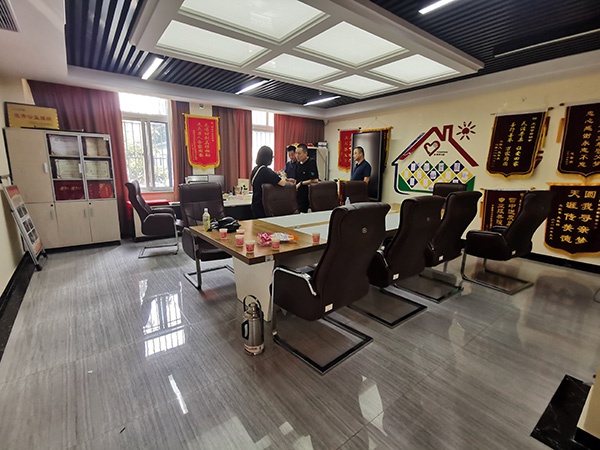 探访失孤原型郭刚堂办公地社区提供支持室内挂满锦旗