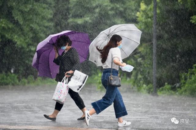7月12日,上班早高峰,大雨如注,地铁亦庄线亦庄桥站,行人冒雨赶地铁