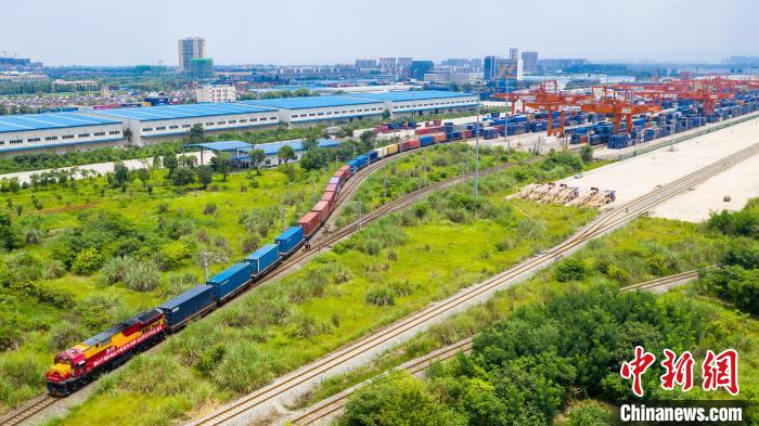 满载集装箱的中欧班列从成都国际铁路港驶出。白桂斌 摄