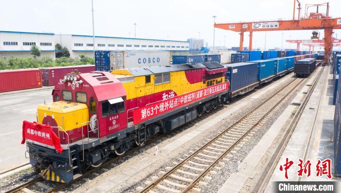 满载集装箱的中欧班列从成都国际铁路港驶出。白桂斌 摄